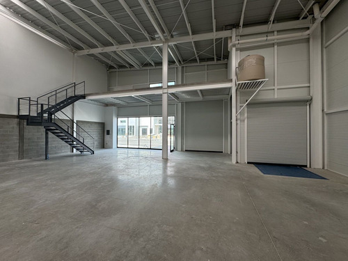 Bodega Junto Piq Con Andén Autonivelable Y Rampa
