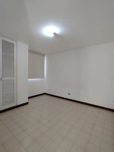 Se Alquila Amplio Y Cómodo Apartamento Con Excelente Ubicación En Urb. La Carlota. (13a)