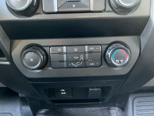 Ford F-550 6.8 Xl At