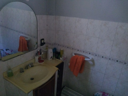 Particular. Vendo Ph. Departamento En Zona Comercial De Aristóbulo Del Valle. Dos Habitaciones. Patio. Amplia Cocina Comedor. Baño. Todos Los Servicios. Gas Natural. No Paga Expensas. Planta Baja.