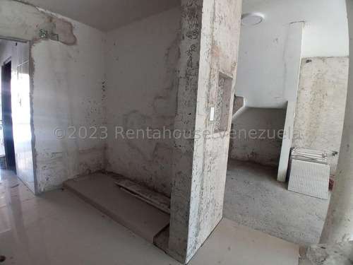 Imagen 3 de 16 de Obra Gris Cocina En Mampostería Con Tope De Granito. Baño En Planta Baja Remodelado Tanque De Agua Subterráneo, Línea Cantv. Conjunto Exclusivo De Solo 52 Th. Agua De Pozo. Vigilancia Privada 24 Hrs.