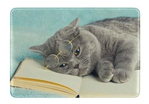 Cubierta Para Pasaporte Cute Cat Lying On The Book One Lea 