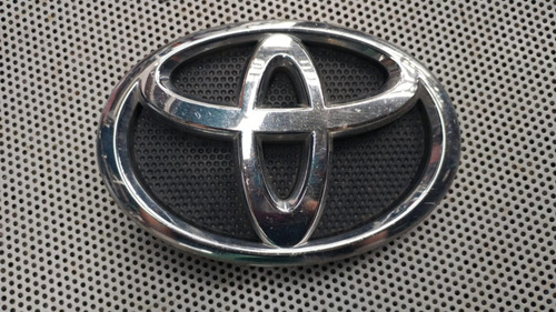 Emblema Con Base Toyota Hilux 16-20
