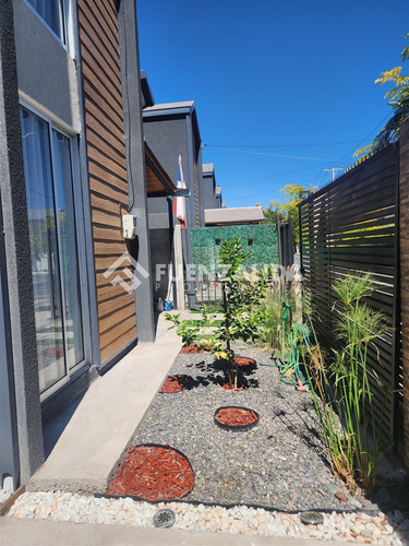 Casa En Venta De 3 Dorm. En Isla De Maipo
