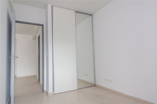 Venta 2 Ambientes Con Amplio Patio. Bajas Expensas