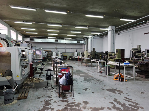 Nave Industrial En Complejo Corporación Sur - Alquiler