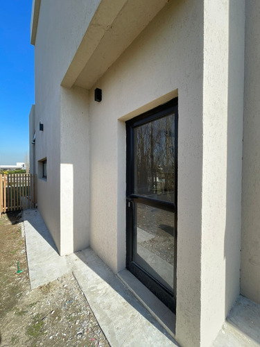 Casa De 2 Pisos Apto Credito - En San Sebastián Salida A La Laguna Area - Dueño Directo Sin Comision