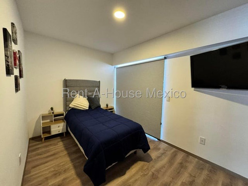 Renta - El Refugio. Penthouse Amueblado, Cuarto De Servicio, Roof, 3 Recámaras