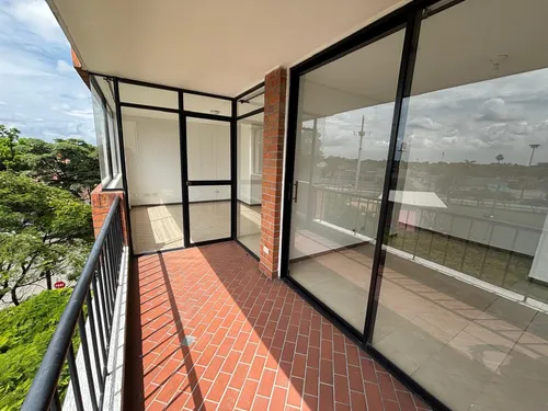Venta De Apartamento En El Sector La Flora, Area 110 M2 Con Ascensor, Dos Parqueaderos Propios.
