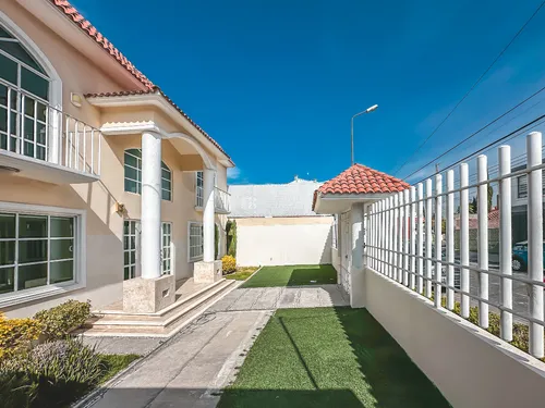 Casa En Venta Con Recámara En Planta Baja En Rincones De La Calera.