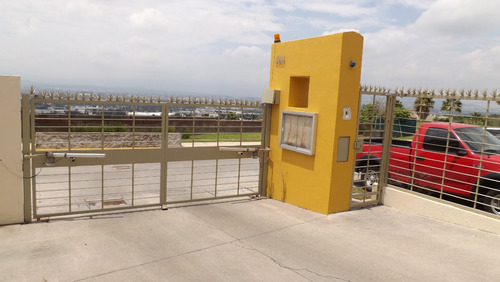 Casa Amueblada En El Fraccionamiento Las Terrazas, Acceso Controlado Al Ingreso, Portón Eléctrico En El Coto. Tlaquepaque, Jal.