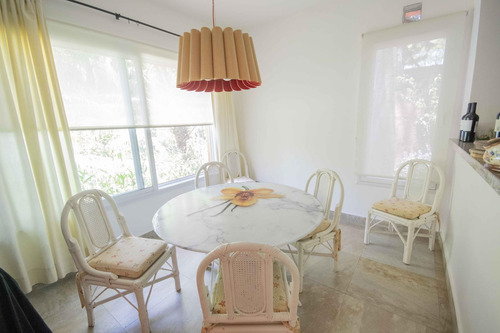Casa De 5 Ambientes Con Dependencia De Servicio En Venta, En Martínez.