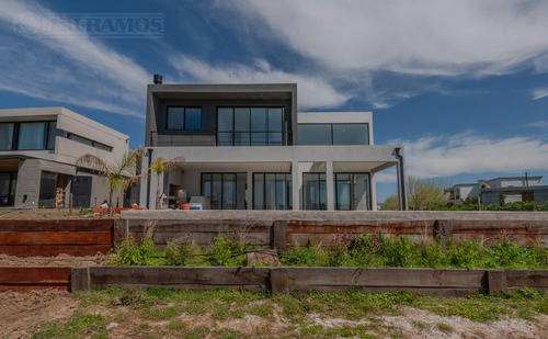 Casa Al Lago En Venta En El Barrio Acacias, Puertos / Escobar