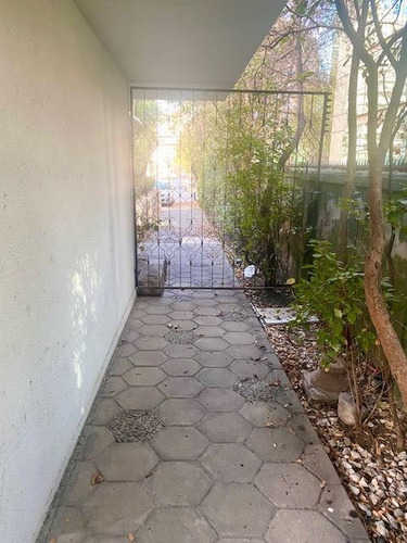 Imagen 4 de 14 de Casa Comercial Con Patente Alcoholes En Venta En Las Condes