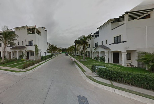 Casa De Adjudicación Bancaria En Venta Ubicada En Quinta Cádiz, Boca Del Rio, Veracruz. Cmr.