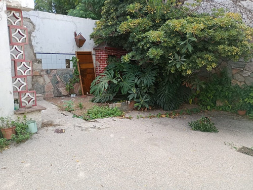 Casa 2 Dorm Monseñor P Cabrera
