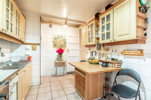 Casa En Venta De 5 Dorm. En Macul