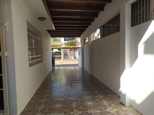 Imagen 3 de 17 de Casa En Alquiler, C.r Laguna Blanca