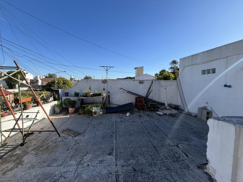 Casa En Reciclado Con Múltiples Ambientes Y Potencial En Ramos Mejía A La Venta