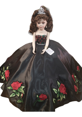 Muñeca De Porcelana Con Vestido De Flores Bordadas.