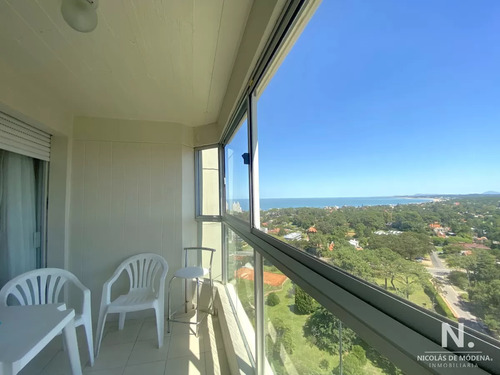 Piso Alto Con Vista Al Mar En Edificio Con Servicios. Punta Del Este