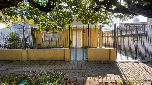 Vende Casa 4 Ambientes Con Parque Y Cochera. Berazategui