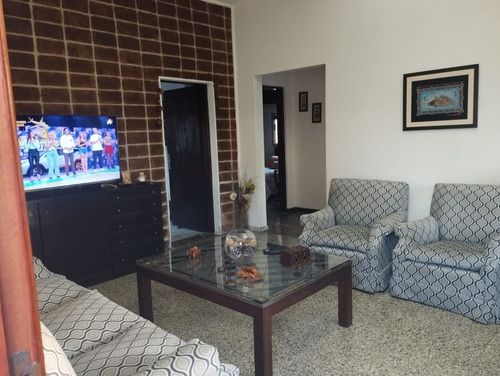 Se Vende Casa De 3 Dormitorios Con Gran Terreno Sobre Ruta 8 Próxima A Zona America