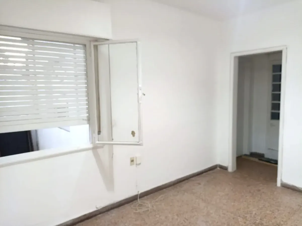 Se Alquila Cómodo Apartamento En Muy Buen Estado, Planta Baja Con Gran Patio, Baño Y Cocina Nuevos. · Foto 2