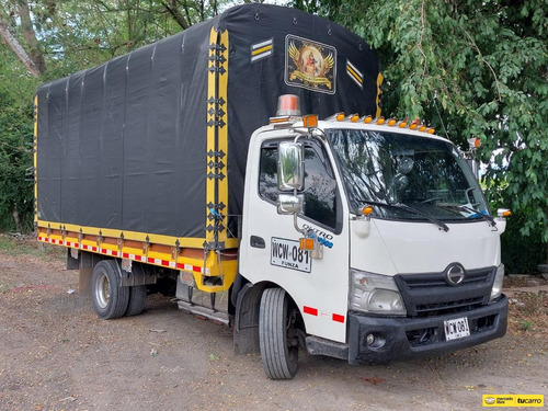 Camion Hino 300 - Estacas  