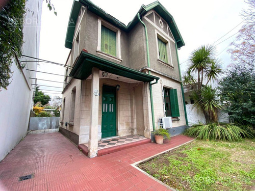 Venta Casa De Estilo 5 Ambientes Con Jardín - Caseros