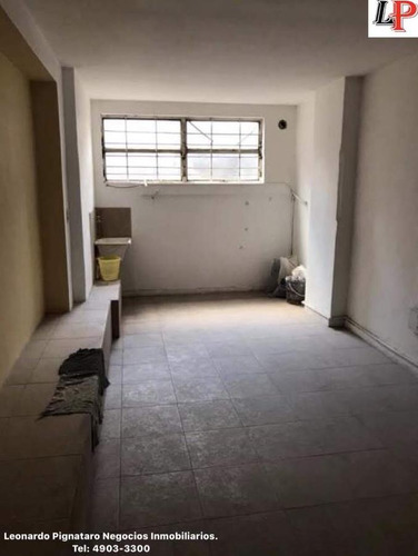 Local 3 X 8 Con Entrepiso Techos Altos Baño Mts De Av. Rivadavia