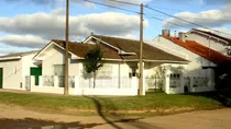 Comprar Dueño Directo Vende Chalet En Miramar De 4 Ambientes + Depto. De 2 Amb Todos Los Servicios