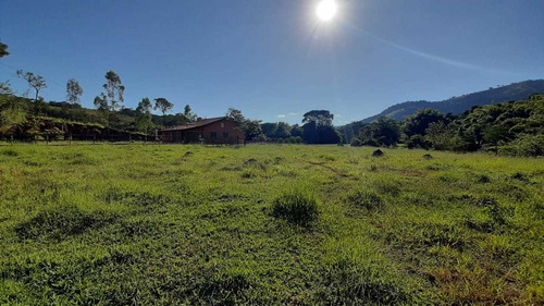 Bela Chácara Na Cidade De Baependi , Sul De Minas, 2,5 Klm Da Cachoeira De Itaúna , Casa Boa 02 Quartos, Área Gourmet, Toda Plana, Beira Do Rio . - 938