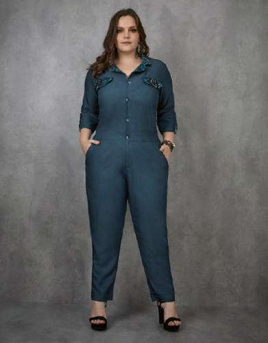 Imagem 1 de 5 de Jardineira Feminina Jeans Com Botao Plus Size