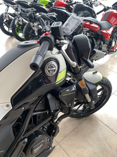 Imagen 11 de 15 de Benelli Leoncino 250