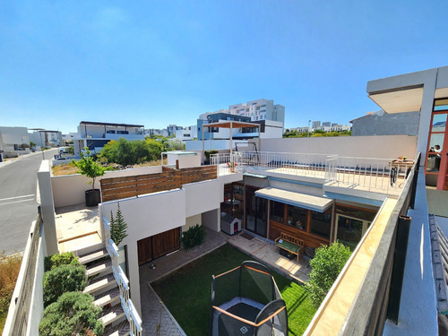 Casa Con Recámara En Primer Nivel, Jardín Central Y Roof Garden, Zibatá, Qro. Am