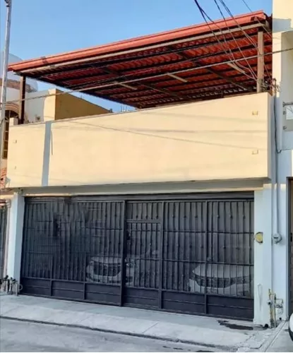 Casa De Dos Plantas, Con Terraza Y Cochera Techada Para Dos Autos En San  Nicolás | Metros Cúbicos