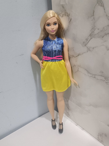 Barbie Fashionista Curvy Rubia, Sin Caja (Usado)