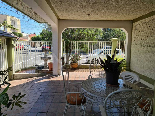 Imagen 2 de 15 de Casa En Venta, Jardines Del Country, Guadalajara, Jalisco.