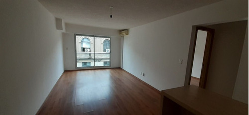  Venta Apartamento Ideal Oficina , En Zona De Servicios Y Alta Conectividad,  A Mt De Av 18 De Julio