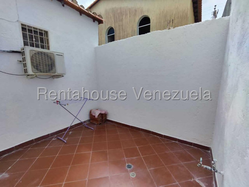 Bello Townhouse En Los Robles De 4 Hab Y 4 Baños. Xm 25-14565