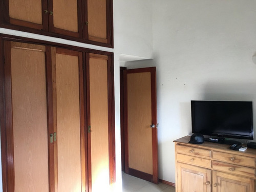 Casa De 6 Dormitorios En Pinares- Ref: 542