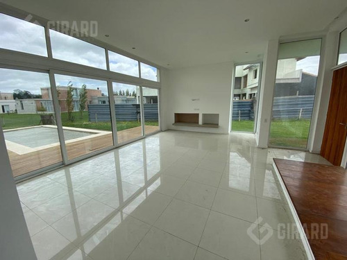 Imagen 11 de 30 de Excelente Casa Moderna En Exclusivo Barrio Rumenco.