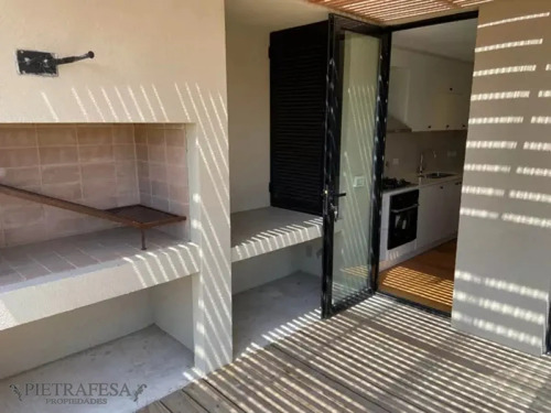 Casa En Alquiler, 3dorm, 3baños, Patio, Cochera. Huertas De La Tahona.