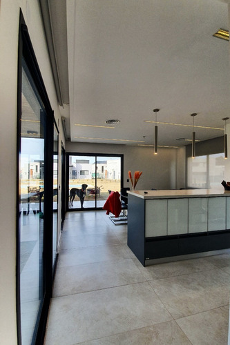 Imagen 7 de 17 de Casa De Categoria Minimalista A Estrenar Con Muebles Y Parquizada En Los Talas Canning - Dueño Directo - Financiación Propia - Toma De Propiedades Y Vehiculos