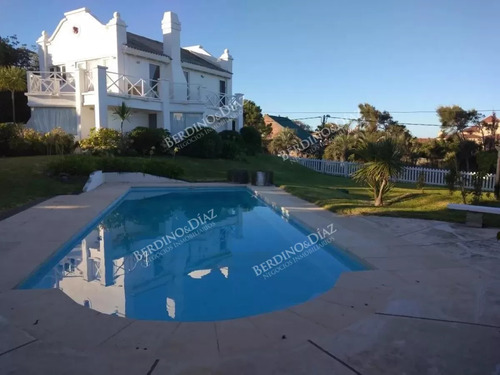 Casa En Venta Moderna Cerca Del Mar Con Vista Manantiales