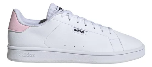 Tênis Adidas Urban Court branco com detalhe rosa no calcanhar, visão lateral da parte externa.