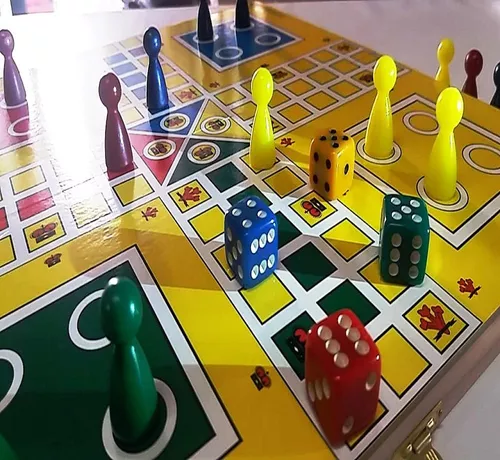 Jogo De Ludo Estojo 4 Dados E Pinos Oficiais Leque E Coroa