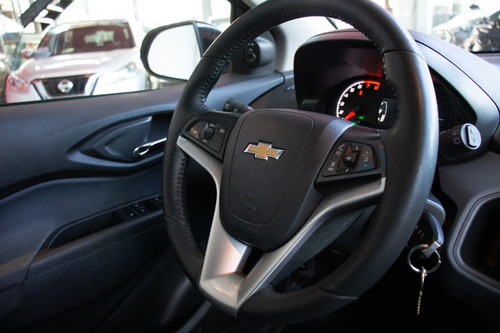 Imagen 10 de 14 de Chevrolet Onix Activ Nafta 2019 Plateado