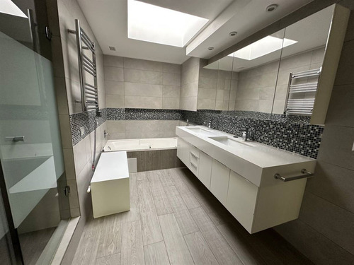 Dúplex Remodelado En Elegante Condominio/estoril